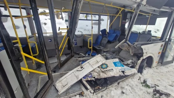 Diyarbakır'da korku dolu anlar! Yolcu treni belediye otobüsüne çarptı
